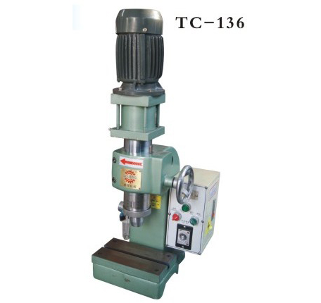 TC-132、136铆钉机：TC-132、1361、设计简单耐用，无振动，故障率低适合线上工作。2、两段式高低调整，精准度高。中心不会偏移。3、配合客户所要求使用电压。